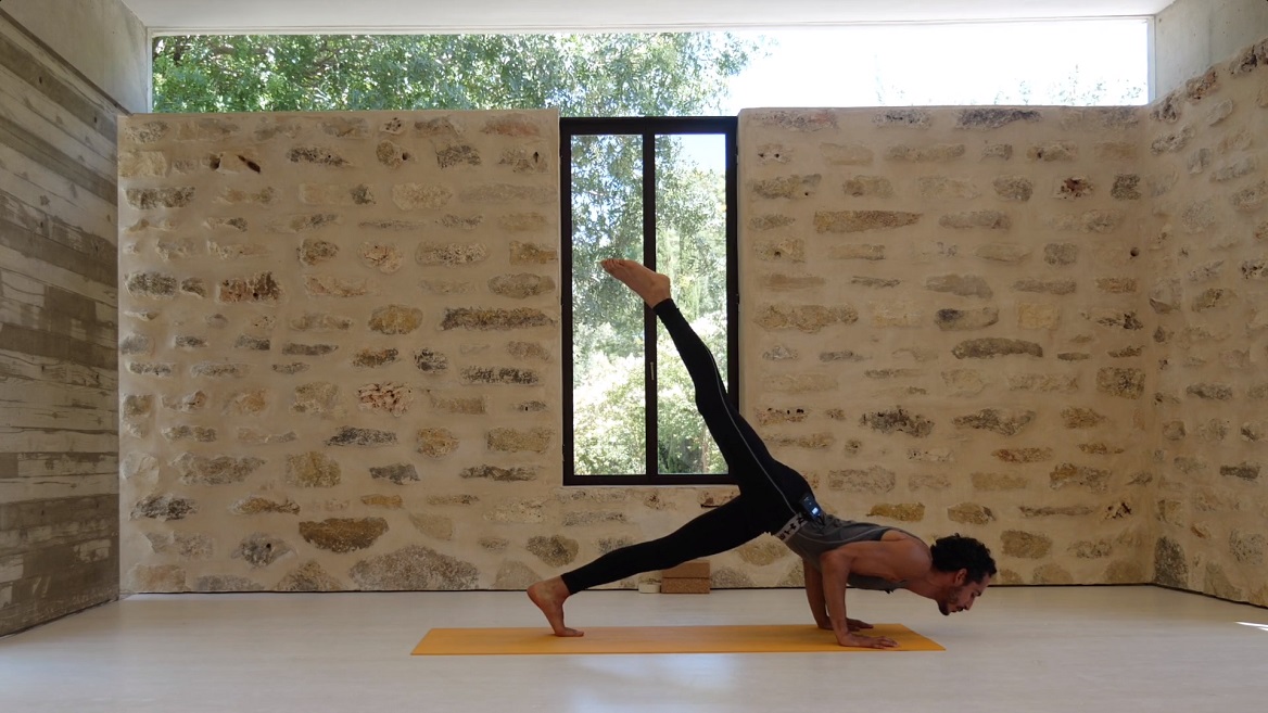 תרגול יוגה ממוקד לחיזוק חגורת הכתפיים והליבה